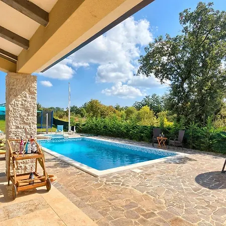 Vakantiehuis Cozy In Naselje Muzini With Sauna