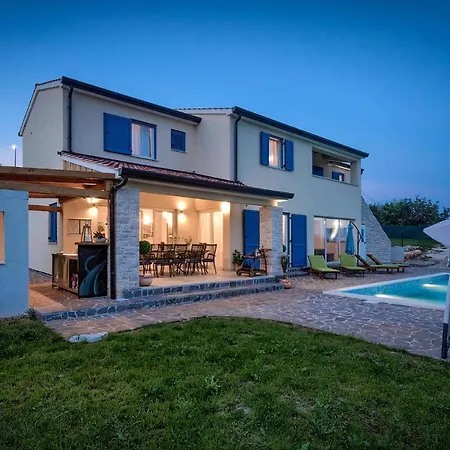 Vakantiehuis Cozy In Naselje Muzini With Sauna *