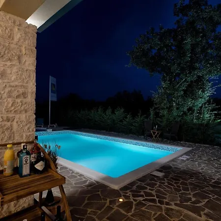 Vakantiehuis Cozy In Naselje Muzini With Sauna *