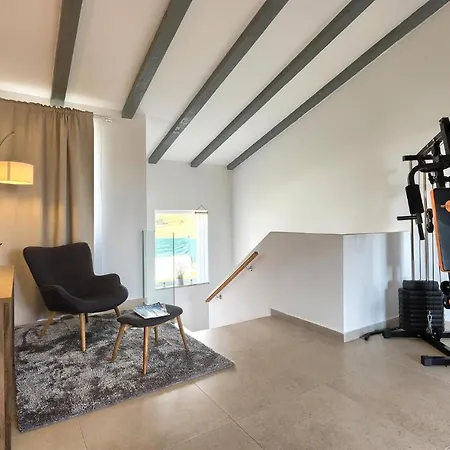 Holiday home 5 Bedroom Awesome In Naselje Muzini